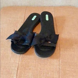 OKA B Black Rubber Sandals with bow